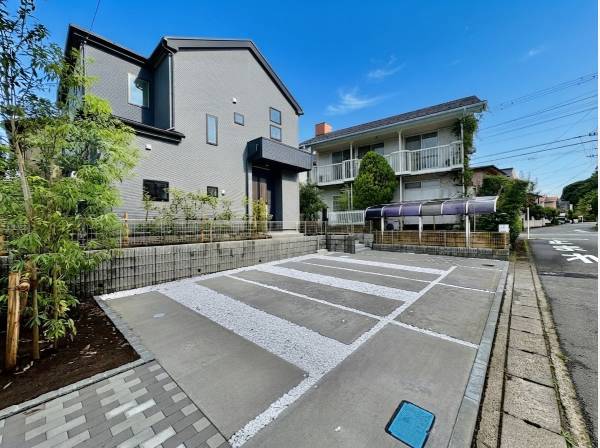 駐車場も広くて庭もあります！前面道路も広いです！