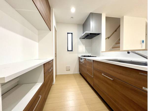 カップボード付きで収納たっぷりのキッチン