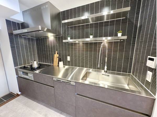 スタイリッシュなシステムキッチンです