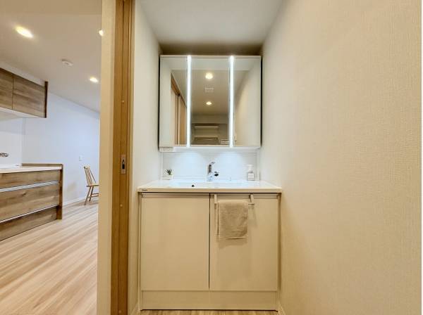 大きな鏡が印象的な洗面台。使い勝手が良さそうです