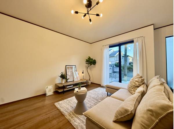 南向きで陽当り良好なリビングルーム