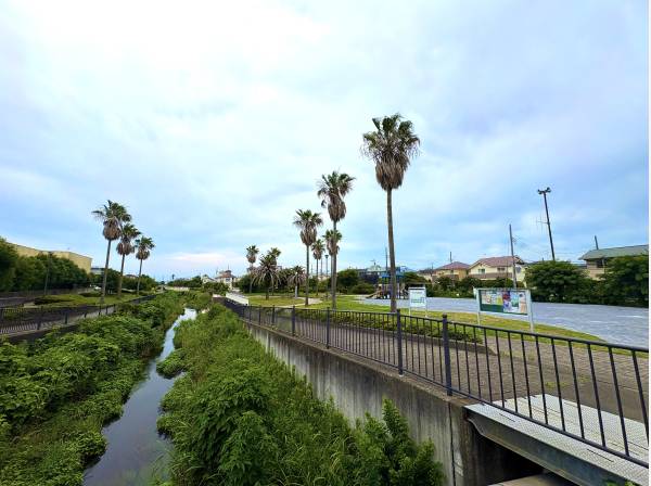 せせらぎ公園（徒歩１分半：約110ｍ）公園横には川があり、自然を感じられます。