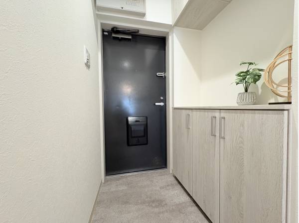 玄関横の充実した収納スペース