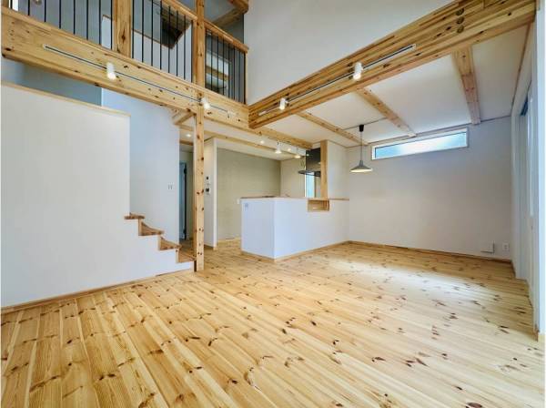 1階に配置されたLDK/上部吹き抜けていて開放感溢れる居住空間を実現