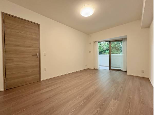 洋室にもバルコニー付き。緑を眺めます。