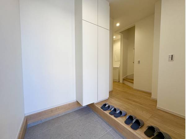 玄関ホールは広々としております