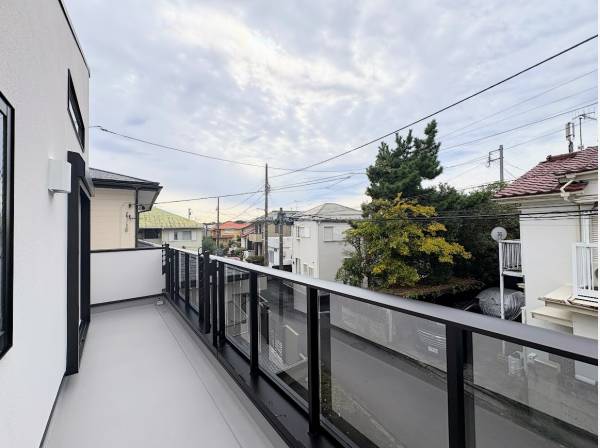 心地よい風を感じる広いバルコニー