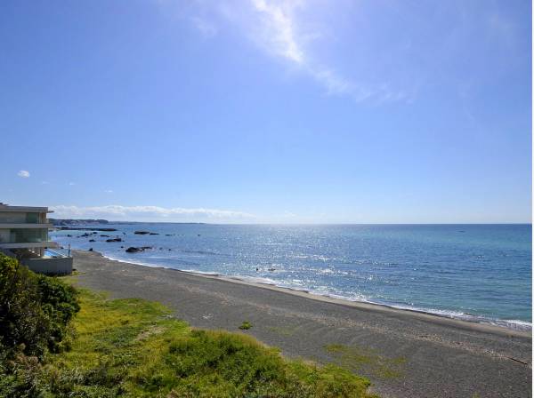 134号線を渡るとすぐ関根海岸に行かれます！(約50ｍ)