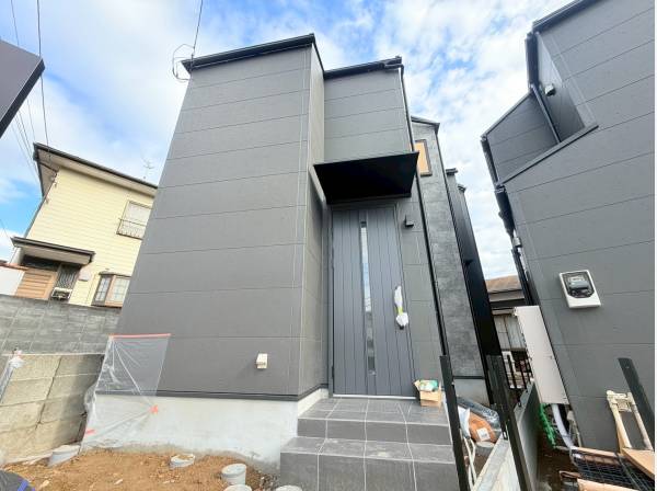 スタイリッシュな外装が青空によく映えますね