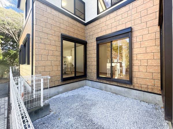 程良い広さの中庭は多彩なアレンジが叶いそう