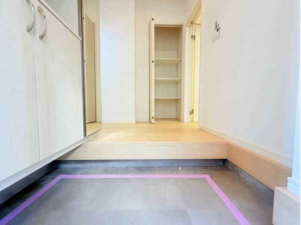 エントランス前には大容量の収納スペースも！