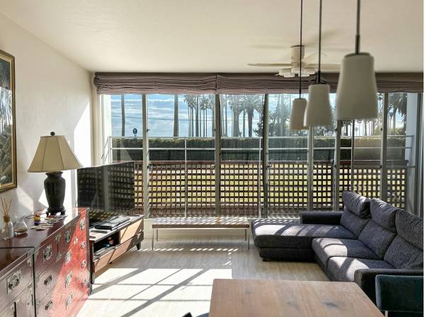 リビングの窓の先に広がる借景は日本に居ることを忘れてしまいそう…