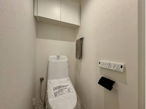 収納たっぷりのトイレ