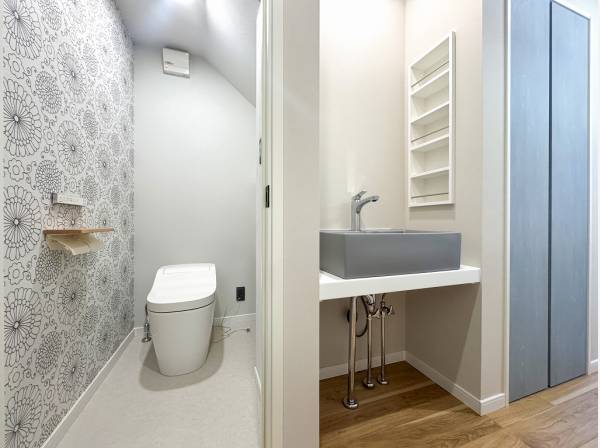 アイスカラーで統一された爽やかなサニタリー