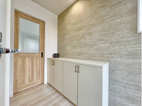 玄関ホールはゆとりをもった設計です。訪問者の第一印象が違います。