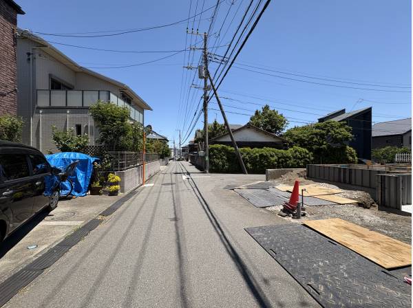 前面道路は約2m以上ございます。
