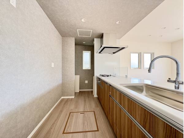 キッチンスペース　奥にはパントリーもございます♪