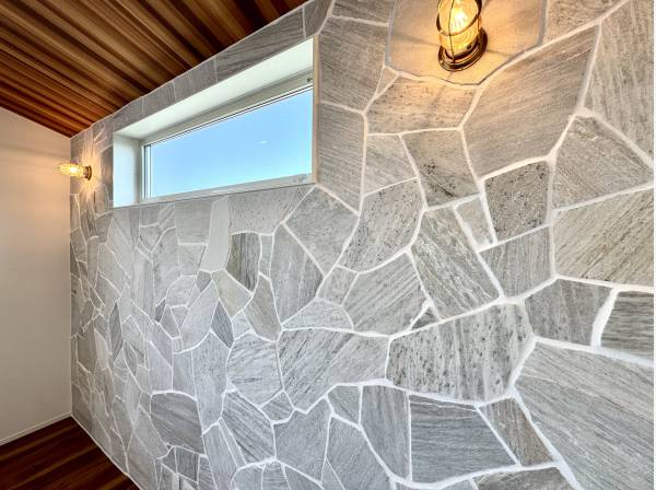 リビングには大胆にアクセントウォールを採用