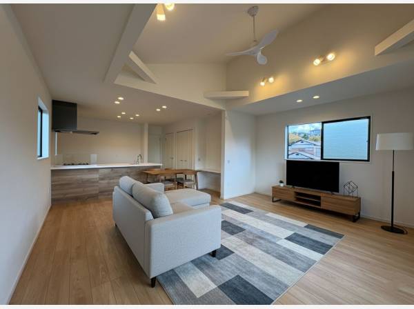 高い天井に優雅にシーリングファンが回ります(家具家電はイメージ)