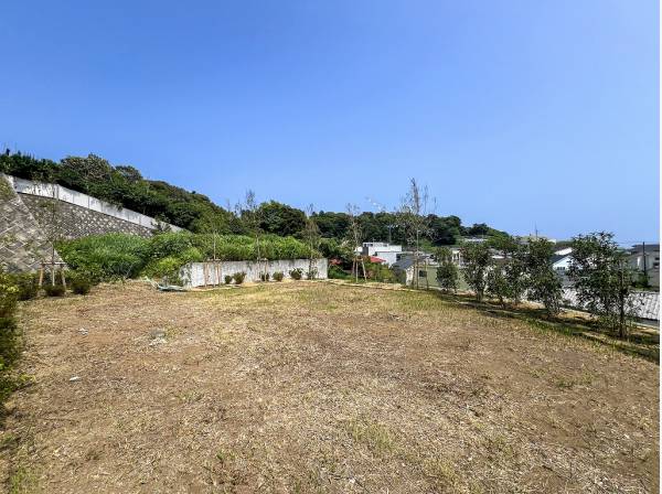 周りには鎌倉山の緑が寄り添う自然豊かな立地