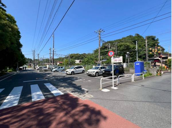 裏手には横須賀線が通っております