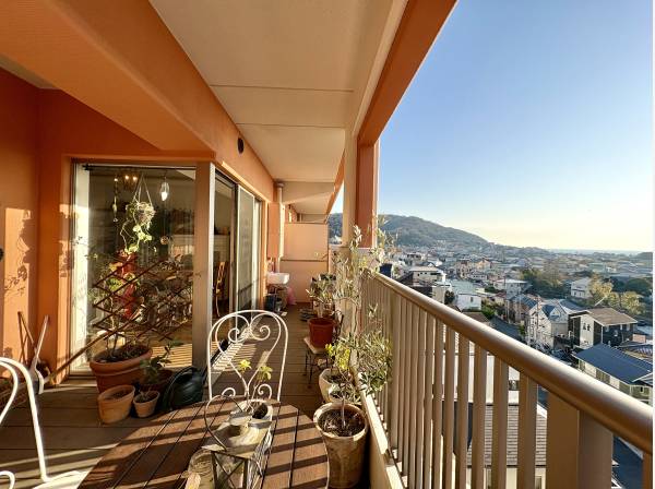 ワイドバルコニーの先には開放的な眺望が広がります。