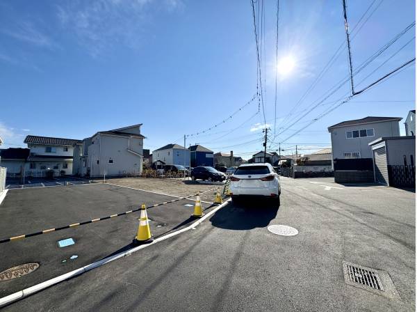 全面道路は広く開放的な周辺環境