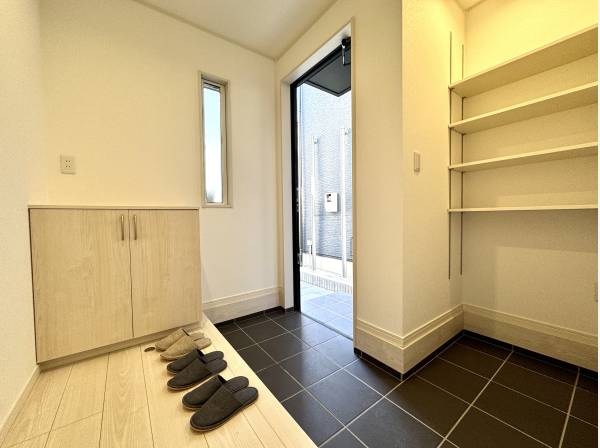 間口の広い玄関ホール ベビーカーやゴルフバッグも対応