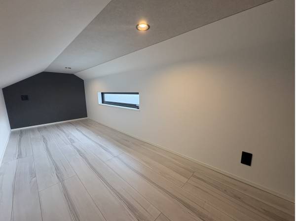 階段に上って屋根裏部屋が有ります。