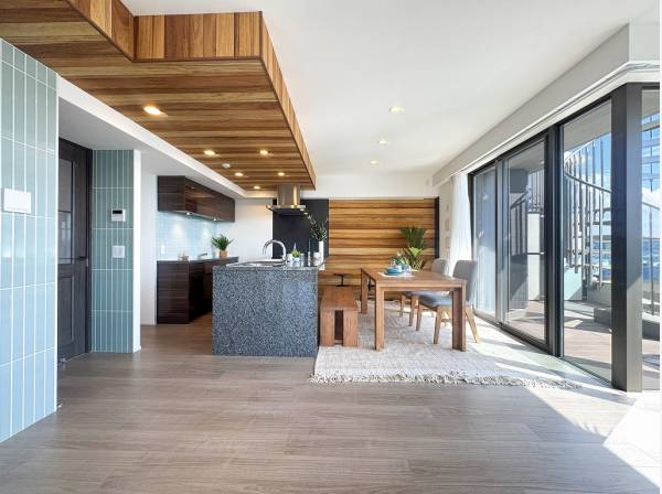 リビングダイニングには床暖房も完備され1年中小春日和の様な空間に