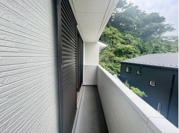 鎌倉の緑を望めるバルコニー