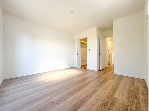 WICが完備された約9帖のベッドルームは陽当たり良好