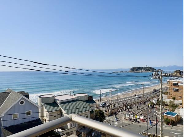 海を眺めながら過ごす非日常的な時間を味わえます。