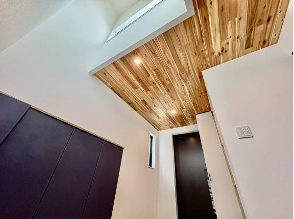 玄関も広くて、吹き抜けがあるため、開放的で明るいです。