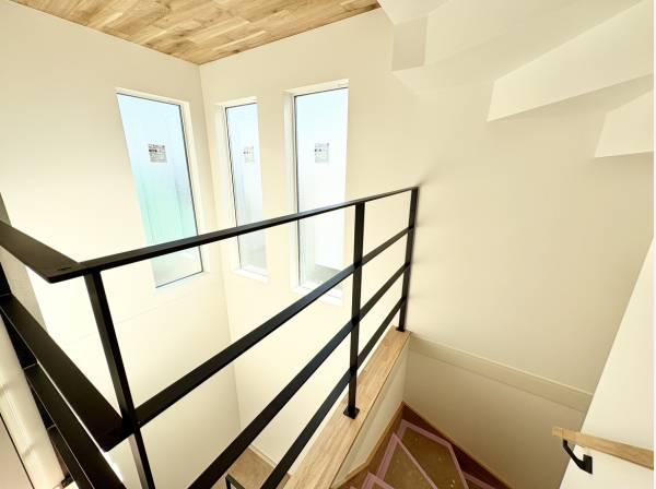 南西向きの窓から陽が差し込みます