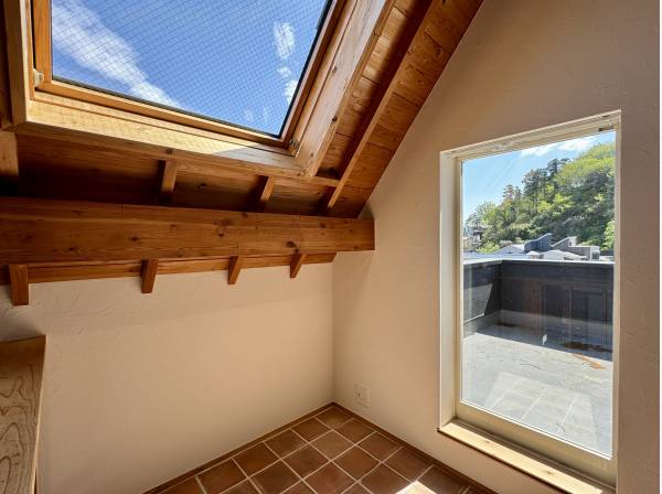 大きな窓から自然光が降り注ぐ、心地よいリビングの一角。