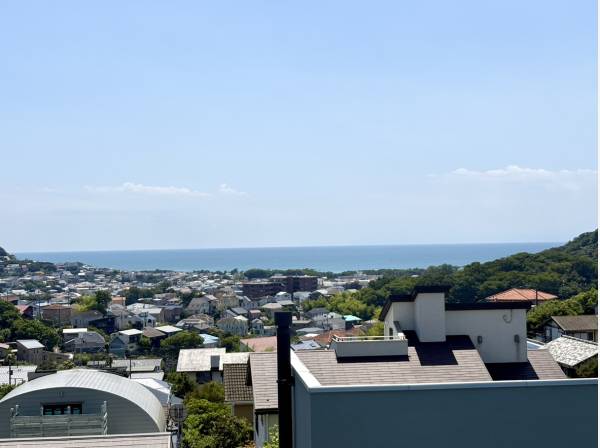 ルーフバルコニーから海を一望します。
