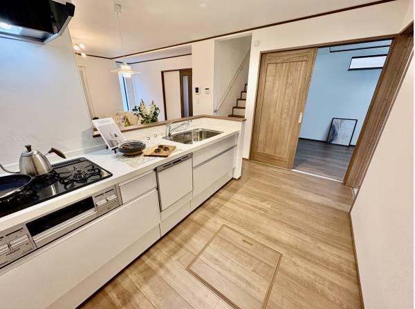 キッチン横には接客室がありますよ！使い方は自由です！