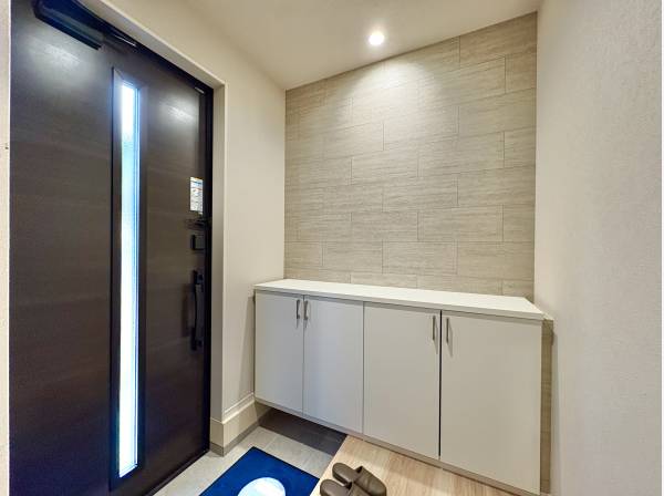 住まいの顏となる玄関。思い出の写真や好きな小物を飾ることで、１日の始めと終わりに心のリセット。