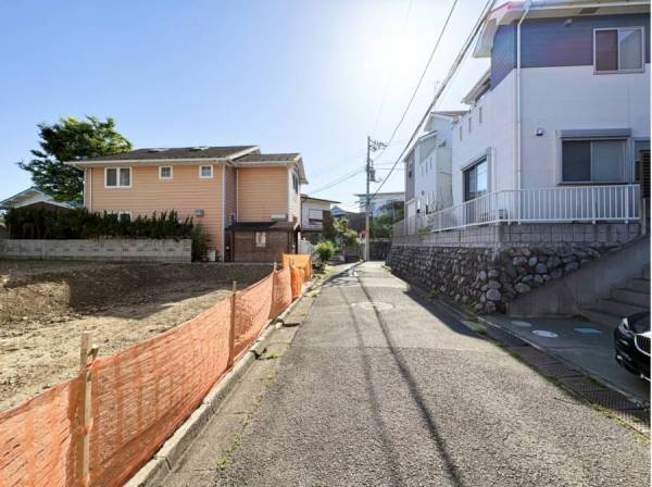 落ち着いた住宅街に馴染む穏やかな前面道路