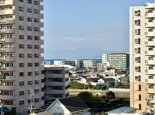 マンションの間から海を眺望することができます