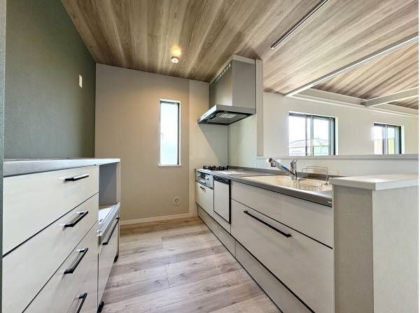 対面式システムキッチンはカップボードつきで収納たっぷり