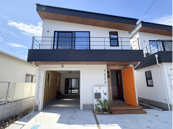 片流れ屋根とアイアン手摺りが印象的