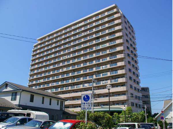 建物前面に注ぐ陽光がお部屋の中まで届きます