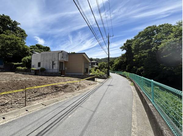 道路向かいには下山川が穏やかに流れます