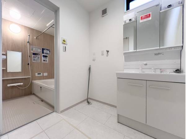 バスルームの木目調のクロスが優しい印象を与えます