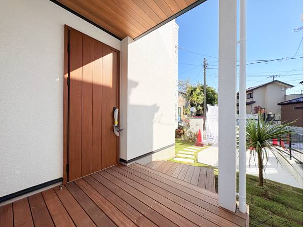 デッキ敷きの玄関エントランス