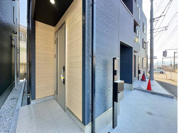 人目を上手に避けた玄関の配置