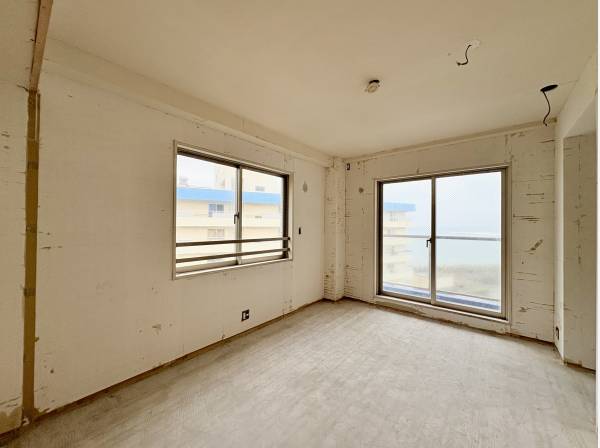 ７帖の洋室バルコニーから海を感じれます