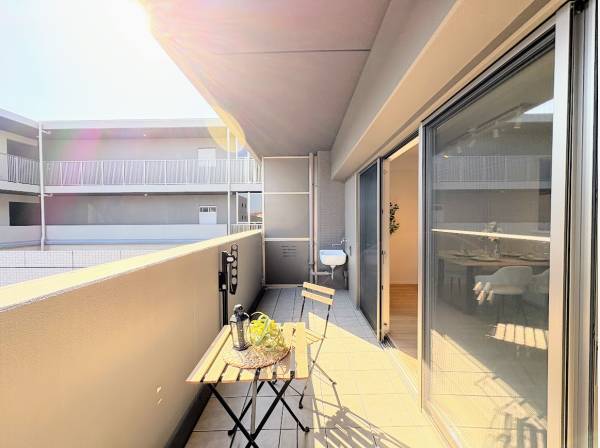 休日はアウトドアを、広々としたバルコニー